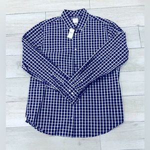 NWT GAP Men’s Long sleeve buttoned shirt- Large.